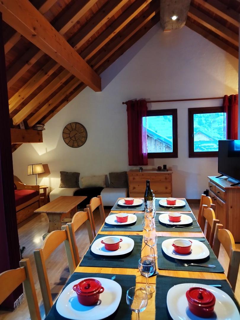 Salle à manger chaleureuse et conviviale