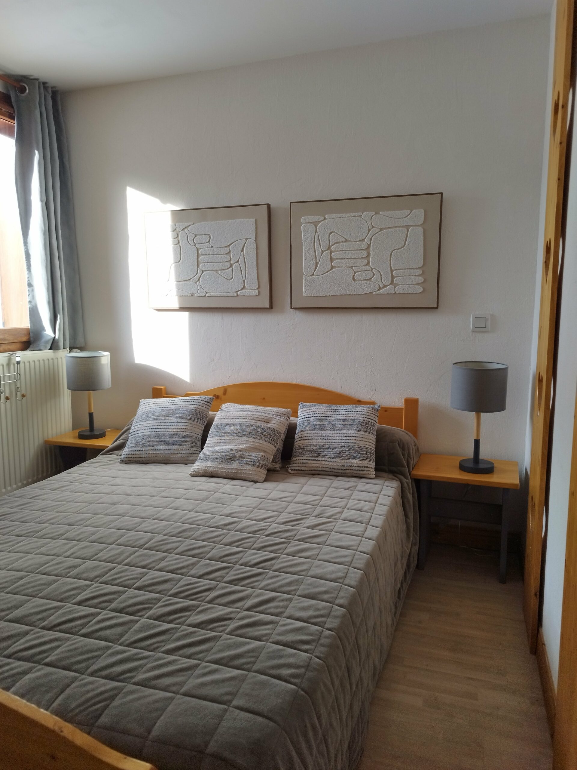 Première chambre en rez-de chaussée pour 2 personnes avec salle de bain attenante. Lit en 140 cm