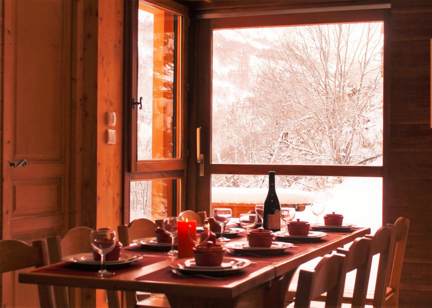 Repas en famille et entre amis avec les montagnes et champs de neige comme décor
