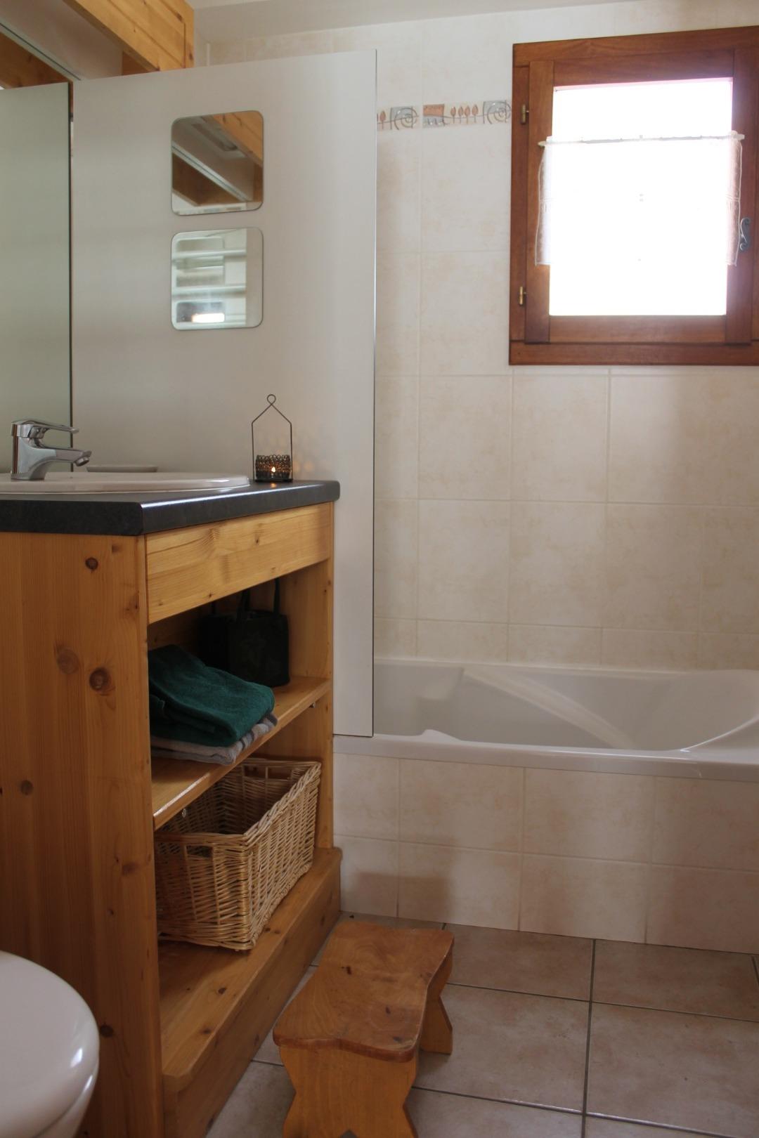 salle de bain très lumineuse et WC