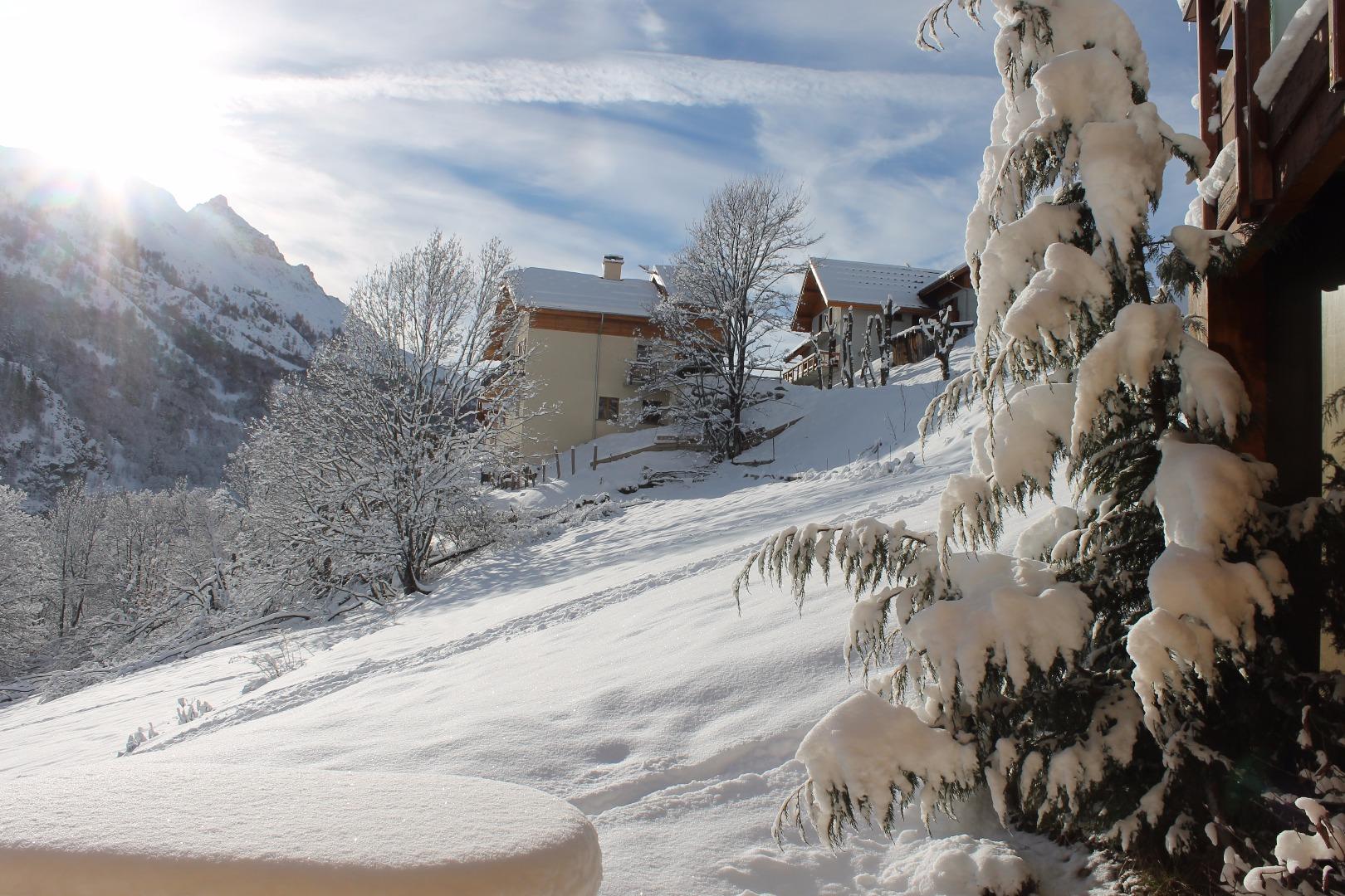 Chalet entouré de champs de neige : idéal pour la luge ou départ skis aux pieds !