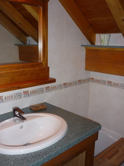 Deuxième salle de bain : baignoire + lavabo attenante aux chambres 2 et 3 WC indépendant